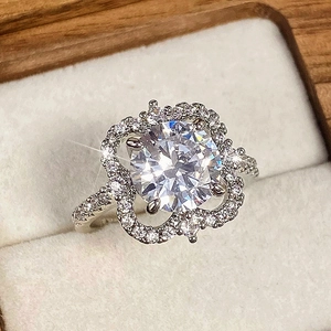 Luxe sprankelende bloemvormige diamanten ring in zilver voor dames in een geschenkverpakking