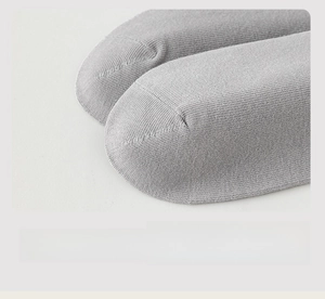 Detailaufnahme der nahtlosen Zehenpartie bei grauen Sportsocken aus gekämmter Baumwolle