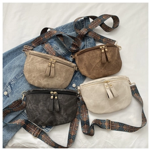 Vue détaillée des sacs bandoulière demi-lune avec sangles tissées de style bohème