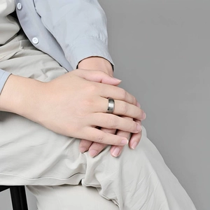 Detalle macro de un anillo giratorio de acero de titanio con runas vikingas para hombre
