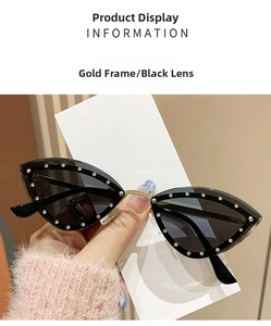 Gros plan de lunettes œil-de-chat à monture dorée, rivets strass et verres gris foncé