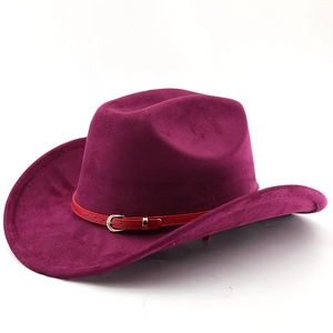 Nahaufnahme von burgunderfarbenem Wildleder-Cowboyhut mit rotem Lederband und Schnalle