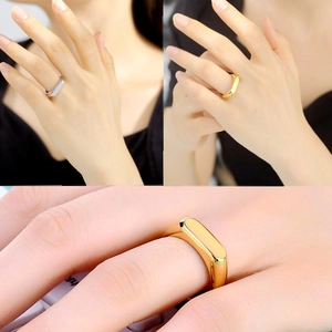 Detailansicht eines minimalistischen 5mm abgerundeten Titanstahl-Siegelrings in Gold