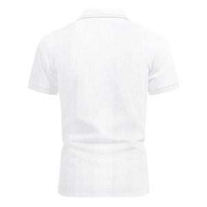 Gedetailleerd achteraanzicht van een witte heren polo in wafelbreisel met textuurstof