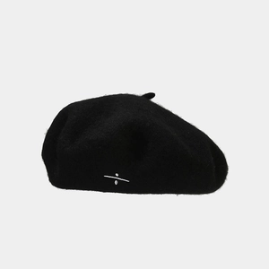 Béret minimaliste en laine noire avec broderie symbole blanc pour tenues d'hiver