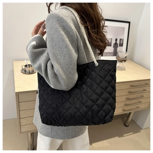 Détail du sac cabas en nylon matelassé noir avec anse en corde tressée blanche chic
