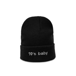 Détail du bonnet en maille noire avec broderie blanche 10's baby et texture côtelée