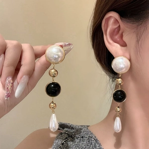 Elegant 18k gold plated long pearl drop earrings with black bead French vintage style