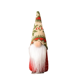 Kerstkabouter met rode gebreide muts en lange witte baard voor feestelijke decoratie