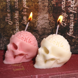Velas aromáticas con forma de calavera y cerebro con textura realista sobre fondo vintage