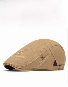 Detail der khakifarbenen Schiebermütze mit Logo-Stickerei und verstellbarer Metallschnalle