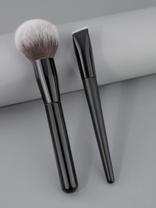 Détail d'un kit de pinceaux de maquillage noirs avec poils dégradés et manches élégants
