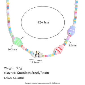 Détail montrant les dimensions du collier de perles colorées avec pendentif poisson en acier