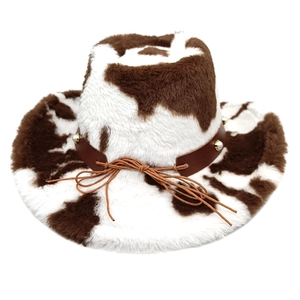 Detail eines Cow-Print Plüsch-Cowboyhuts mit braunem Lederband und Perlenbesatz