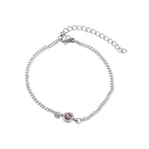 Dettaglio di un bracciale in acciaio inossidabile argento con pietra rosa e chiusura a moschettone