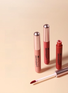 Dettaglio di tre lucidalabbra opachi con applicatori felpati e formula waterproof