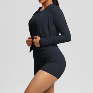 Vue latérale de l'ensemble de yoga noir 3 pièces avec veste zippée, débardeur et short