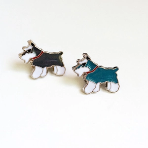 Détail de boucles d'oreilles Schnauzer en émail noir et bleu marine avec colliers rouges
