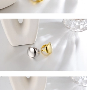 Dettaglio di anelli a goccia in argento sterling S925 lucido in finitura oro e argento
