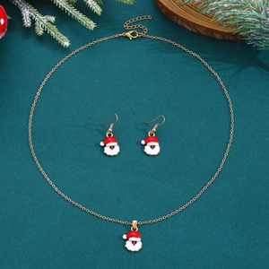 Details des Weihnachts-Schmucksets mit Weihnachtsmann-Anhängern auf dunkelgrünem Kiefernhintergrund