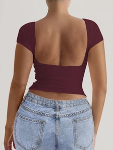 Gros plan sur le t-shirt dos nu rouge foncé avec une coupe ajustée et un design sexy