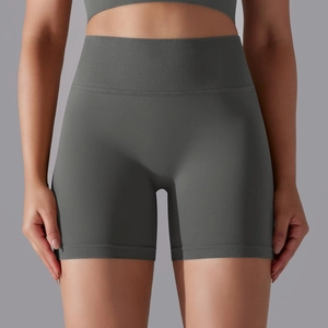 Détail du short de sport sans couture à taille haute avec large ceinture côtelée gainante