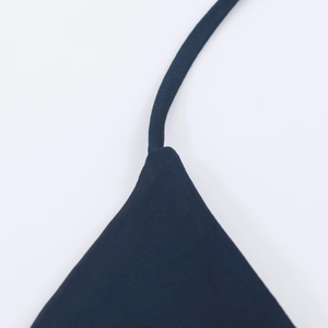 Détail de couture sur les bretelles d'une robe en satin bleu foncé extensible de haute qualité