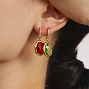 Elegante Goldohrringe mit asymmetrischen roten und grünen geschliffenen Glassteinen