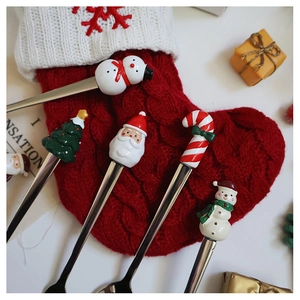 Détail de cuillères de Noël en acier 304 avec manches en résine et motifs festifs