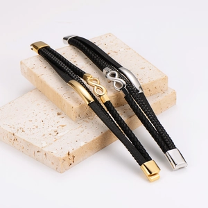Bracelet multicouche en cuir tressé avec symboles infini or et argent sur décor en pierre