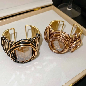 Gros plan sur un bracelet manchette en fil torsadé avec un grand cristal facetté