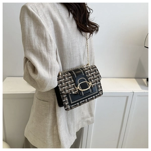 Details der dreifarbigen Tweed-Umhängetasche mit goldener Metallschnalle am Blazer