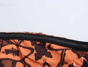 Détail de la bande de silicone antidérapante sur la robe longue bustier à imprimé ethnique