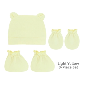 Détail d'un ensemble bébé 3 pièces jaune clair avec bonnet, gants et chaussons