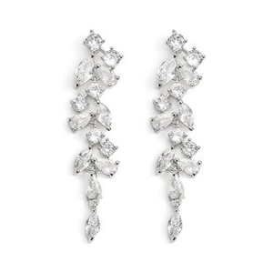 Gros plan de boucles d'oreilles pendantes en forme de feuilles argentées avec oxydes de zirconium