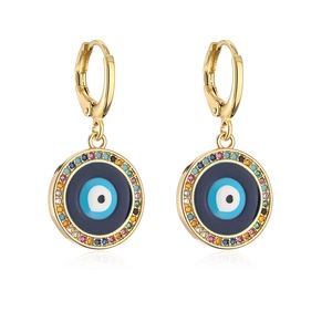 Nahaufnahme von vergoldeten Evil-Eye-Ohrringen mit Zirkonia und blauen Emaillendetails