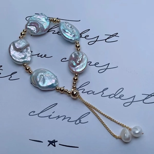 Elegante bracciale di perle barocche con perline dorate e chiusura a scorrimento