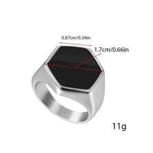 Dettaglio anello sigillo esagonale con dimensioni di 0,87 cm di altezza e 1,7 cm di larghezza