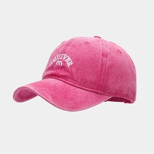 Dettaglio del cappellino vintage in cotone lavato con ricamo bianco Aquiver cucito