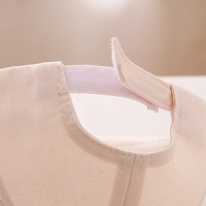 Détail de la fermeture velcro et des coutures sur la casquette en coton beige pour chiots