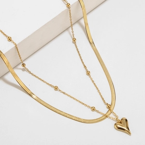 Collana dorata a strati con catena a serpente, catena a sfere e ciondolo a cuore