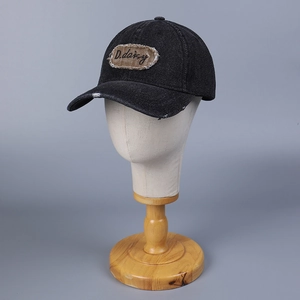 Berretto da baseball vintage in denim nero con patch ricamata D.daisy e tesa usurata