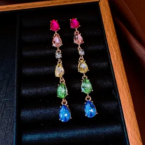 Boucles d'oreilles pampilles en cristal coloré avec pierres précieuses de forme goutte
