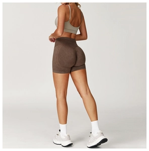Détail du short de yoga taille haute avec effet push-up et ceinture côtelée sans couture