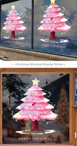 Detail von rosa Weihnachtsbaum-Fensteraufkleber mit festlicher Deko auf Glastür