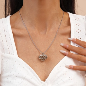 Collier élégant pour femme avec pendentif en cœur argenté porté autour du cou