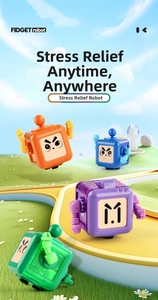 Dettaglio del robot fidget colorato con braccia mobili e componenti meccaniche