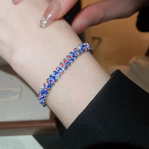 Détail du bracelet gourmette en zircon avec émail bleu et motifs de petits cœurs