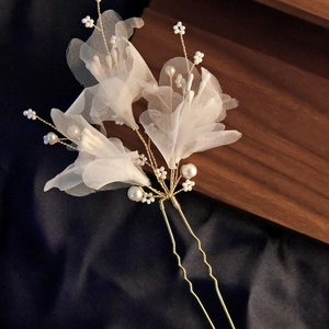 Exquisite bridal U-shaped hair pin with white organza flowers and pearls on gold wire
