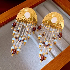 Boucles d'oreilles dorées texturées vintage avec pampilles colorées et pierre d'opale